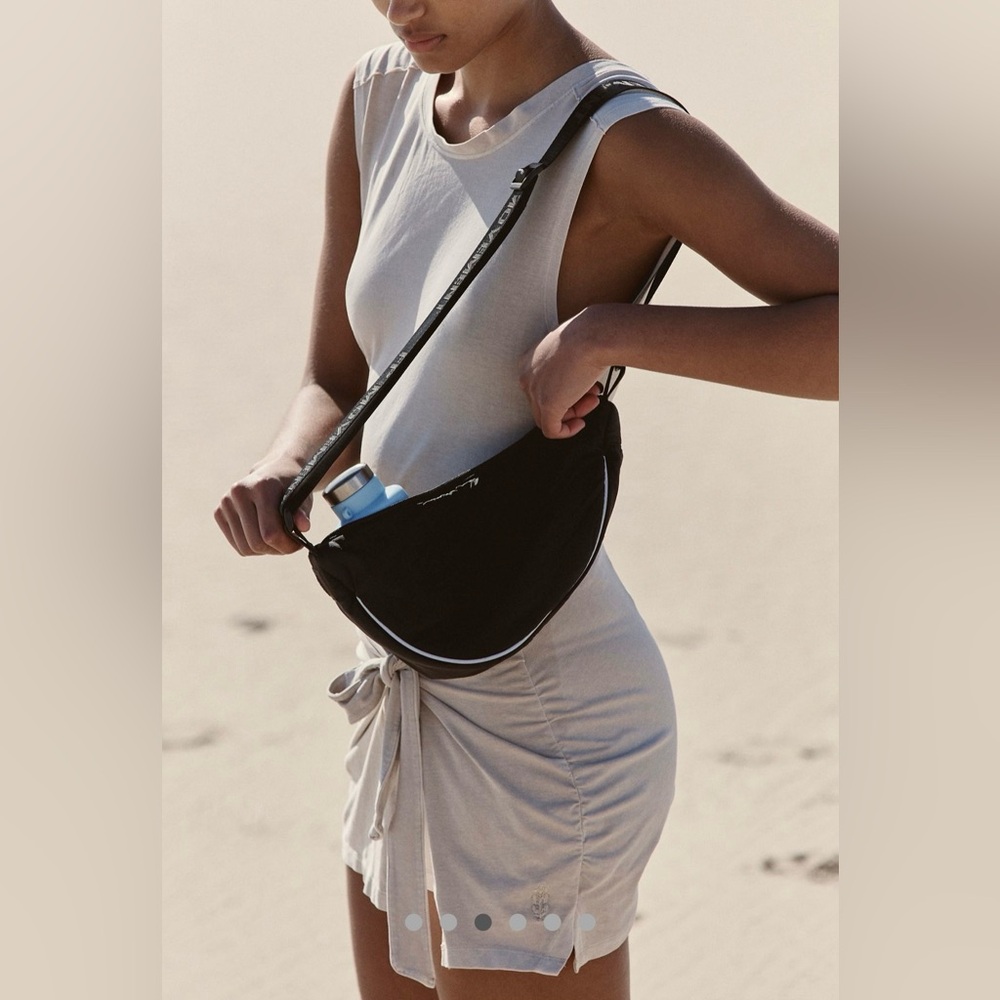 NWT FREE PEOPLE MOVEMENT Bulls Eye Sling Bag | Black MSRP $40 - Picture 5 of 10